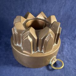 Koperen chocoladevorm Ø 10,4 cm. hoog 7,4 cm. Met messing ophangring.