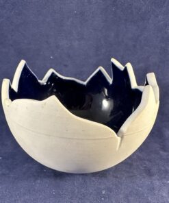 Royal Copenhagen bakje 'Blue globe' nr. 241 Ø 8 cm hoog 5,5 cm