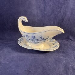 Louis Regout Zwiebelmuster klein boter sauskommetje op voet, 14 x 6 cm.