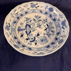 Hutschenreuther zwiebelmuster schaal Ø 25 cm. In de schaal zitten gaatjes voor een eventueel hengsel.