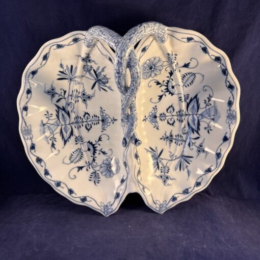 Zwiebelmuster schaal in schelpvorm met een takje als handvat 31cm.