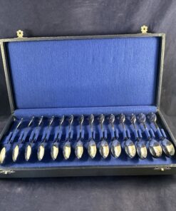 Doosje met 14 verzilverde theelepels met afbeelding van nederlandse vorsten.