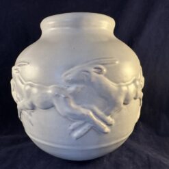 Mobach vaas met herten, keramiek, hoog 20,5 cm.