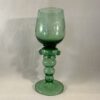 Set van 6 groene roemers met prachtige druivenranken gegraveerd. hoog 18,5 cm