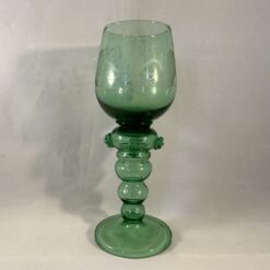 Set van 6 groene roemers met prachtige druivenranken gegraveerd. hoog 18,5 cm