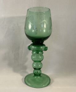 Set van 6 groene roemers met prachtige druivenranken gegraveerd. hoog 18,5 cm