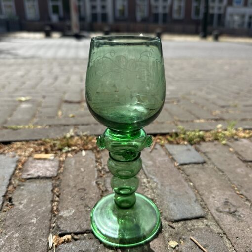 Set van 6 groene roemers met prachtige druivenranken gegraveerd. hoog 18,5 cm - Afbeelding 4