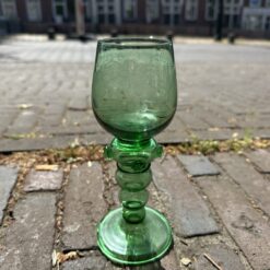 Set van 6 groene roemers met prachtige druivenranken gegraveerd. hoog 18,5 cm - Afbeelding 4
