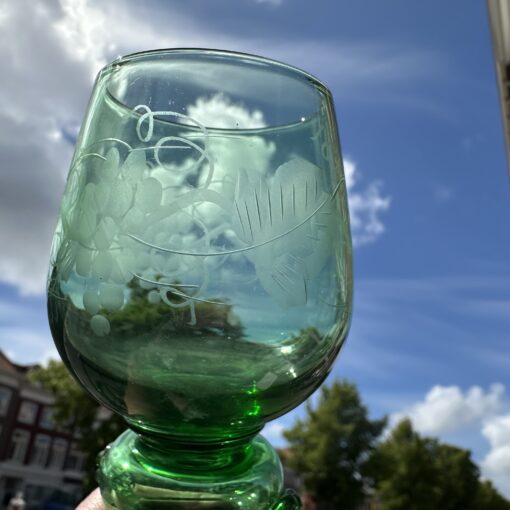 Set van 6 groene roemers met prachtige druivenranken gegraveerd. hoog 18,5 cm - Afbeelding 5