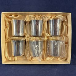 Doosje met 6 verzilverde kinderjaarbekertjes tulpmodel, hoog 4,5 cm. Jaar 7 tot 12