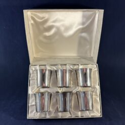 Doosje met 6 verzilverde kinderjaarbekertjes tulpmodel, hoog 4,5 cm. Jaar 1 tot 6
