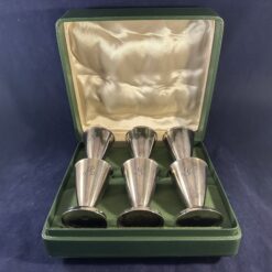 Doosje met 6 verzilverde schnaps bekertjes hoog 7 cm.