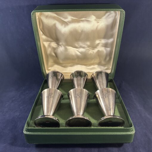 Doosje met 6 verzilverde schnaps bekertjes hoog 7 cm.