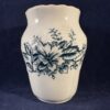 Vaasje met grijs-blauwe bloemen hoog 13 cm