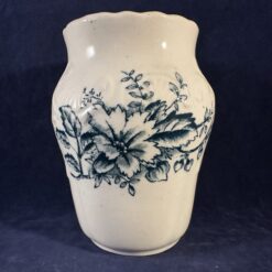 Vaasje met grijs-blauwe bloemen hoog 13 cm