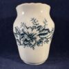 Vaasje met grijs-blauwe bloemen hoog 13 cm