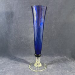 Glazen vaasje solifleur, hoog 20,5 cm, Ø 5 cm, kobaltblauw met heldere voet.