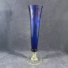 Glazen vaasje solifleur, hoog 20,5 cm, Ø 5 cm, kobaltblauw met heldere voet.