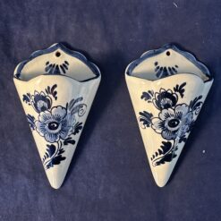 Delfts blauwe set van 2 wandvaasjes 10,5 cm x 6 cm.
