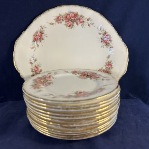 Paragon 'Elisabeth Rose' gebakstel met 12 schotels. Ø schotel 16 cm Ø taartschaal 24 cm. 