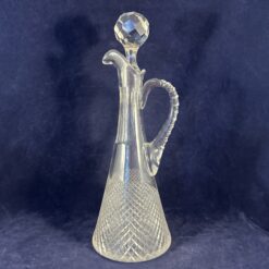 Kleine kristallen karaf met stop en handvat hoog 24,5 cm. Wilhelmina slijpsel  Hand geslepen kristal