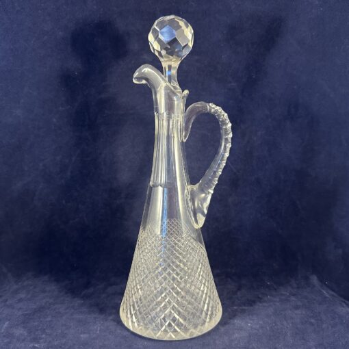 Kleine kristallen karaf met stop en handvat hoog 24,5 cm. Wilhelmina slijpsel  Hand geslepen kristal