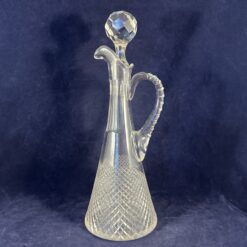 Kleine kristallen karaf met stop en handvat hoog 24,5 cm. Wilhelmina slijpsel  Hand geslepen kristal