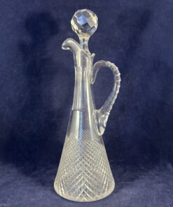 Kleine kristallen karaf met stop en handvat hoog 24,5 cm. Wilhelmina slijpsel  Hand geslepen kristal