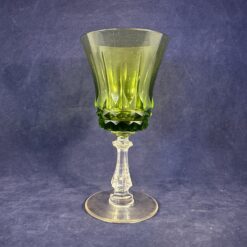 Set van 6 geslepen kristallen portglazen met uitlopende groene kelk hoog 14 cm, Ø 6,7 cm. 