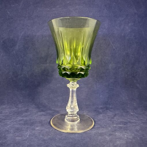 Set van 6 geslepen kristallen portglazen met uitlopende groene kelk hoog 14 cm, Ø 6,7 cm. 