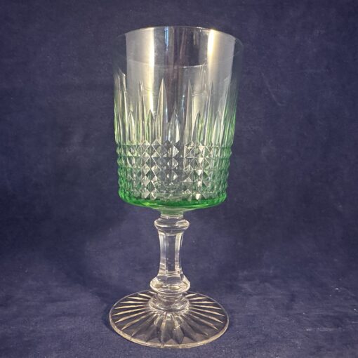 Set van 6 kristallen portglazen met rechte groene kelk hoog 12,4 cm, Ø 5,5 cm. 