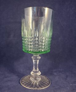 Set van 6 kristallen portglazen met rechte groene kelk hoog 12,4 cm, Ø 5,5 cm. 