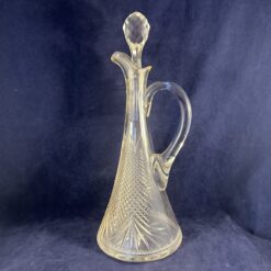 Kristallen karaf met stop en handvat hoog 31 cm. Wilhelmina slijpsel  Hand geslepen kristal