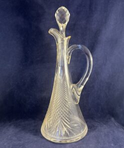 Kristallen karaf met stop en handvat hoog 31 cm. Wilhelmina slijpsel  Hand geslepen kristal