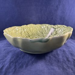 Bordallo slakom/ slabak in de vorm van een koolblad Ø 24-26 cm diep 7 cm.