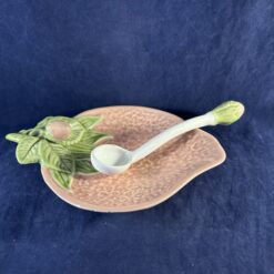 Bordallo aardbeischaaltje met roomlepel, 21,5 x 15 cm. lepel lang 17 cm