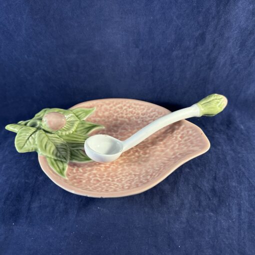 Bordallo aardbeischaaltje met roomlepel, 21,5 x 15 cm. lepel lang 17 cm