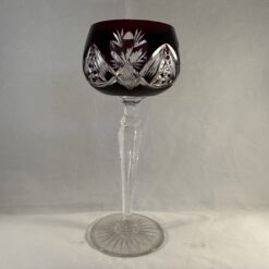 Val Saint Lambert wijnglas donkerrood prachtig geslepen, hoog 19,5 cm, Ø 7 cm