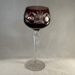 Val Saint Lambert wijnglas aubergine kleurig prachtig geslepen, hoog 19,5 cm, Ø 7 cm
