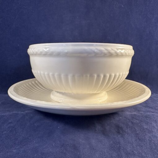 Wedgwood Edme sauskom op voet met vaste schotel hoog 7 cm, Ø 12 cm. - Afbeelding 2