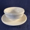 Wedgwood Edme sauskom op voet met vaste schotel hoog 7 cm, Ø 12 cm.