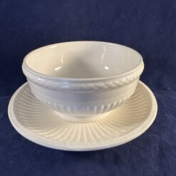 Wedgwood Edme sauskom op voet met vaste schotel hoog 7 cm, Ø 12 cm.