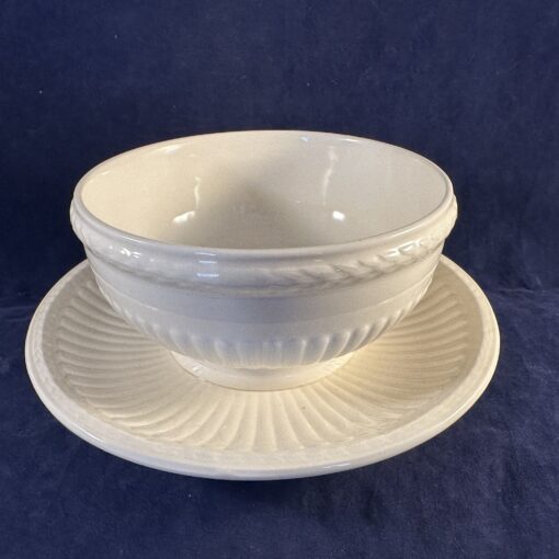Wedgwood Edme sauskom op voet met vaste schotel hoog 7 cm, Ø 12 cm.