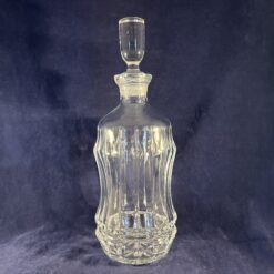 Zware geslepen kristallen karaf met rechte stop, hoog 30,5 cm.