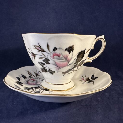 Royal Albert 'Queen's messenger' theekop en schotel Ø kopje 9 cm, hoog 7 cm