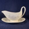 Wedgwood Wellesley sauskom met vaste schotel hoog 12,5 cm, 6,5 x 19 cm.