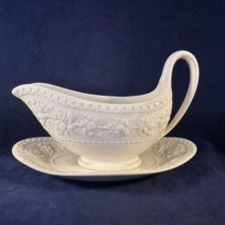 Wedgwood Wellesley sauskom met vaste schotel hoog 12,5 cm, 6,5 x 19 cm.