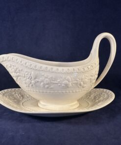 Wedgwood Wellesley sauskom met vaste schotel hoog 12,5 cm, 6,5 x 19 cm.