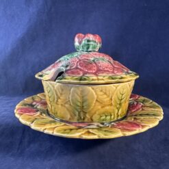 Sarreguemines majolica aardbeien- jampot hoog 12 cm Ø 12 cm.