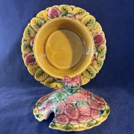 Sarreguemines majolica aardbeien- jampot hoog 12 cm Ø 12 cm. - Afbeelding 3